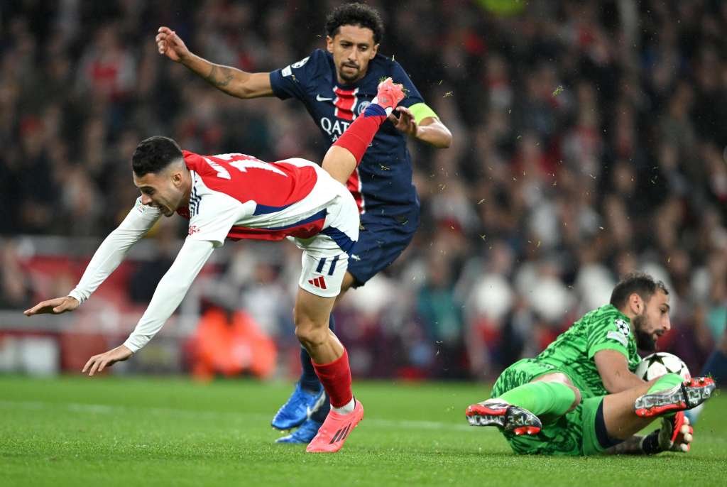 London (United Kingdom), 01/10/2024.- Gabriel Martinelli (L) of Arsenal in action against PSG goalkeeper Gianluigi Donnarumma (R) and defender Marquinhos during the UEFA Champions League match between Arsenal and Paris Saint-Germain in London, Britain, 01 October 2024. (Liga de Campeones, Reino Unido, Londres) EFE/EPA/DANIEL HAMBURY