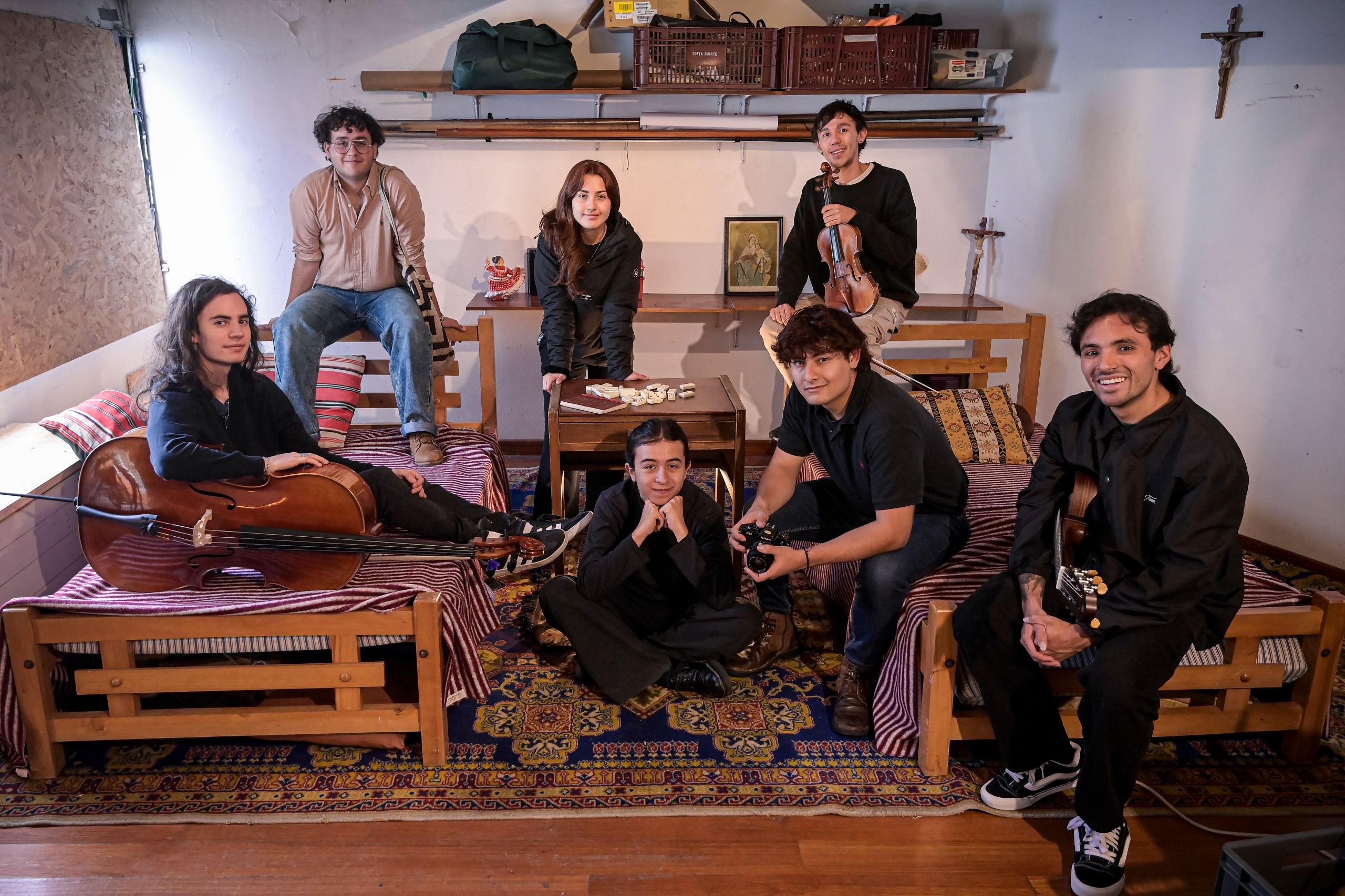 Este es el equipo que compone Astilla y Farola. De izq. a der.: Manuel Pizarro Amaya, Simón Baquero, Natalia Araque, Esteban Pedraza, Juan Andrés Barranco, Luis Felipe Perdomo y Camilo Aldana. Ausentes: Silvana Sánchez y Esteban Borja.