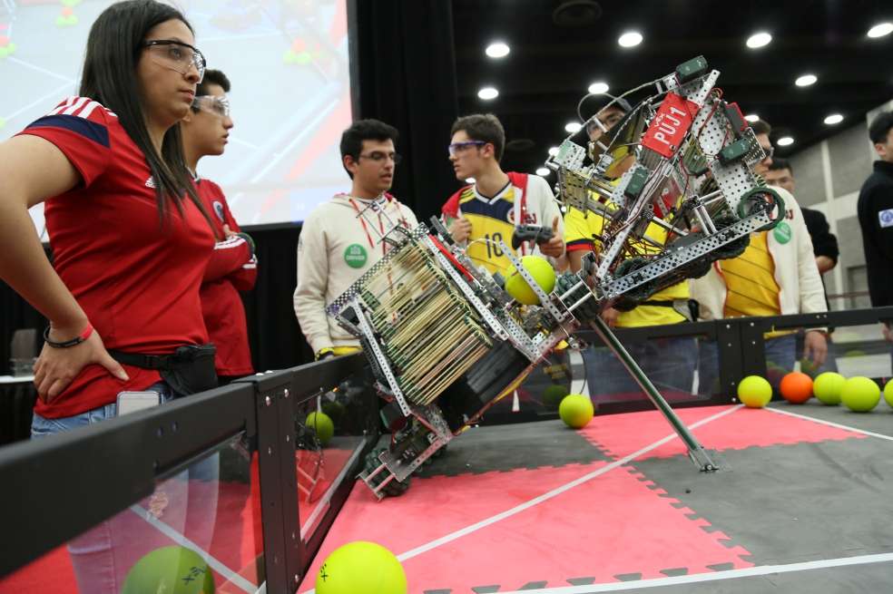 El equipo colombiano de la Javeriana durante la competencia, que se desarrolló en abril de este año en Louisville, Kentucky (EE. UU.). / Fotos: Flickr - VEX Robotics