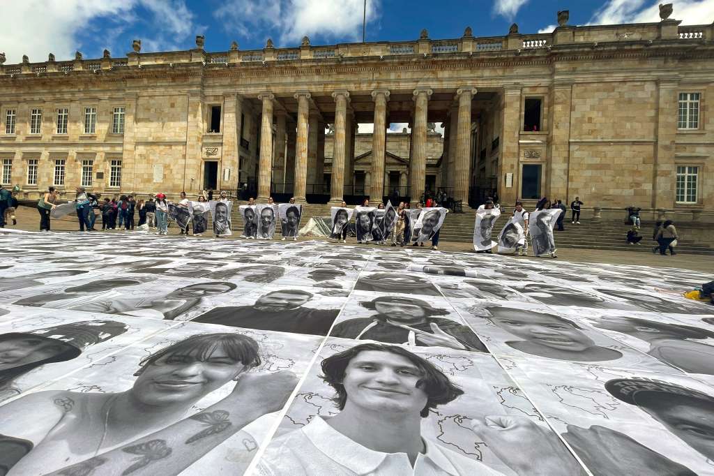-FOTODELDÍA- BOG400. BOGOTÁ (COLOMBIA), 21/06/2023.- Ciudadanos y activistas participan hoy de una intervención que muestra 400 rostros de comunidad migrante, refugiada, retornada y receptora, con motivo del Día Mundial del Refugiado, en la Plaza de Bolívar en Bogotá (Colombia). Diversas ONG, en conjunto con el proyecto Inside Out (que promueve causas sociales a través del arte), presentaron este miércoles en Bogotá una exposición de 400 fotografías de rostros de migrantes, refugiados y retornados en Colombia para pedirle al Gobierno del presidente Gustavo Petro que "retome la agenda migratoria de refugio" en el país. EFE/ Carlos Ortega