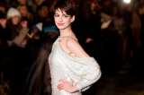 Anne Hathaway, feliz con su pelo corto