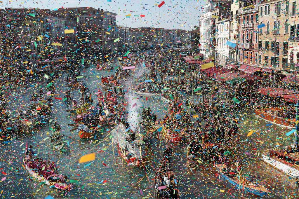 -FOTODELDÍA- Venecia (Italia), 16/02/2025.- La Pantegana gigante explota con confeti a la cabeza de la procesión de barcos en el Gran Canal, marcando la apertura del Carnaval veneciano dedicado a la "Tiempo de Casanova" en Venecia, Italia, el 16 de febrero de 2025. EFE/ANDREA MEROLA