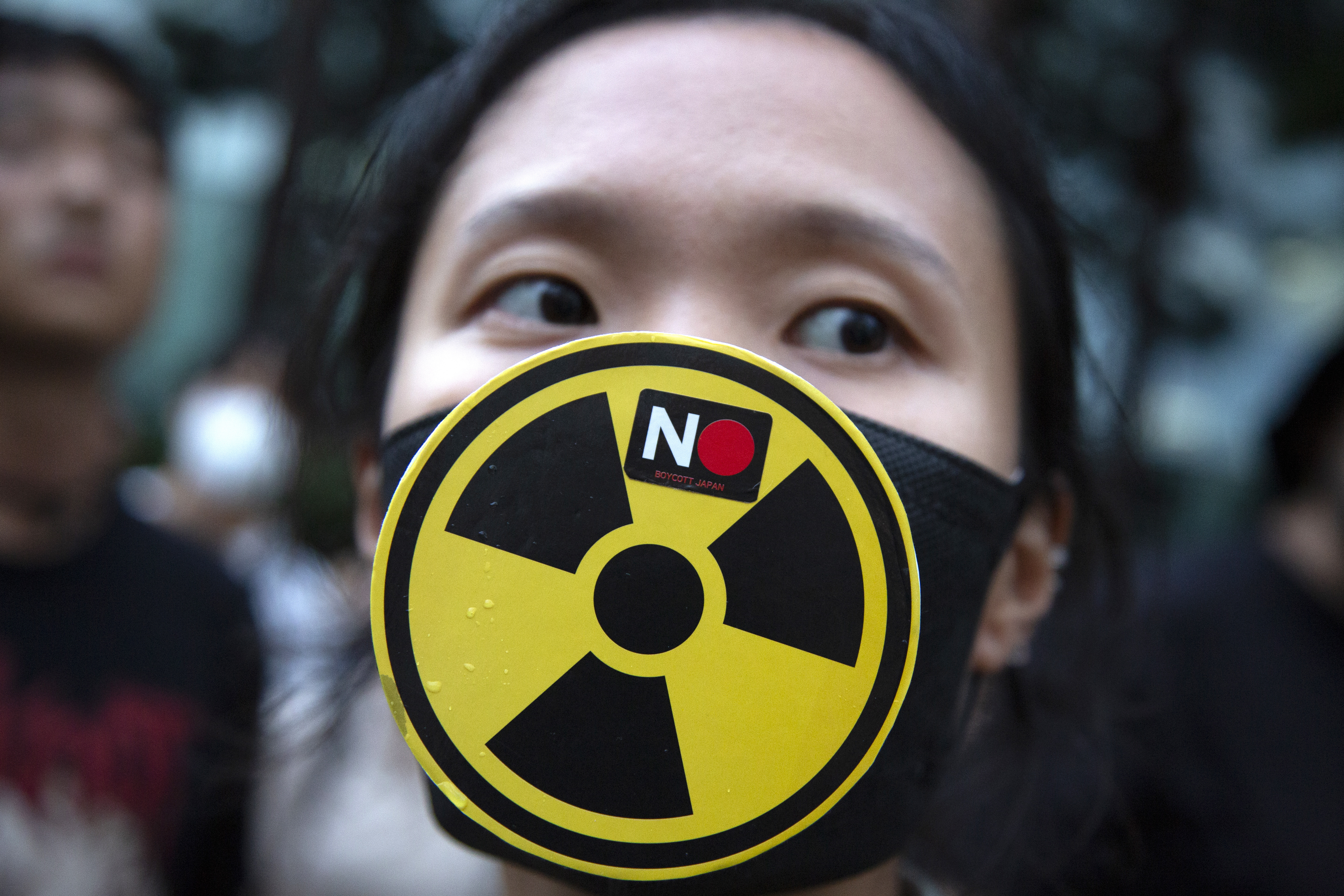 Seoul (Korea, Republic Of), 22/08/2023.- A member of civic groups wears a mask during a rally against Japan's Fukushima water release, near the Seoul City Hall in Seoul, South Korea, 22 August 2023, to call on the Japanese government to retract its decision to start releasing treated radioactive water from the crippled nuclear reactors in Fukushima into the ocean on 24 August. (Protestas, Japón, Corea del Sur, Seúl) EFE/EPA/JEON HEON-KYUN
