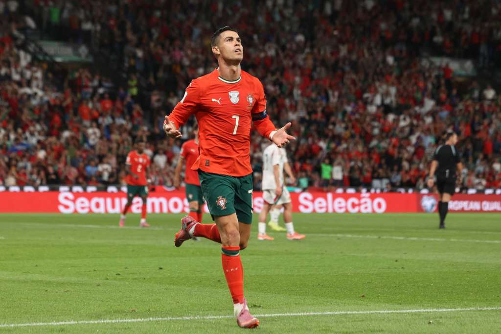 Lisbon (Portugal), 14/10/2025.- Portugal player Cristiano Ronaldo celebrates after scoring the second goal during the 2026 FIFA World Cup European Qualifiers soccer match between Portugal and Hungary at the Jose Alvalade stadium, in Lisbon, Portugal, 14 October 2025. (Mundial de Fútbol, Hungría, Lisboa) EFE/EPA/TIAGO PETINGA