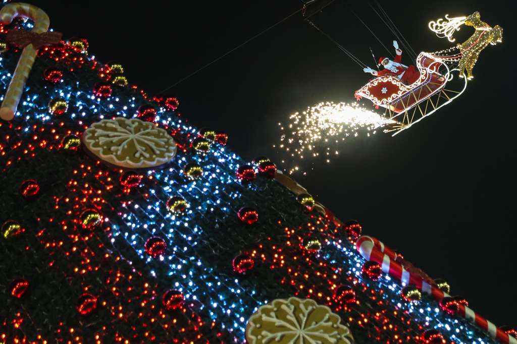 Mumbai (India), 23/12/2024.- A man dressed as Santa Clause performs during a carnival ahead of Christmas in Mumbai, India, 23 December 2024. Christmas Day is a Christian holiday celebrated on 25 December to commemorate the birth of Jesus. EFE/EPA/DIVYAKANT SOLANKI