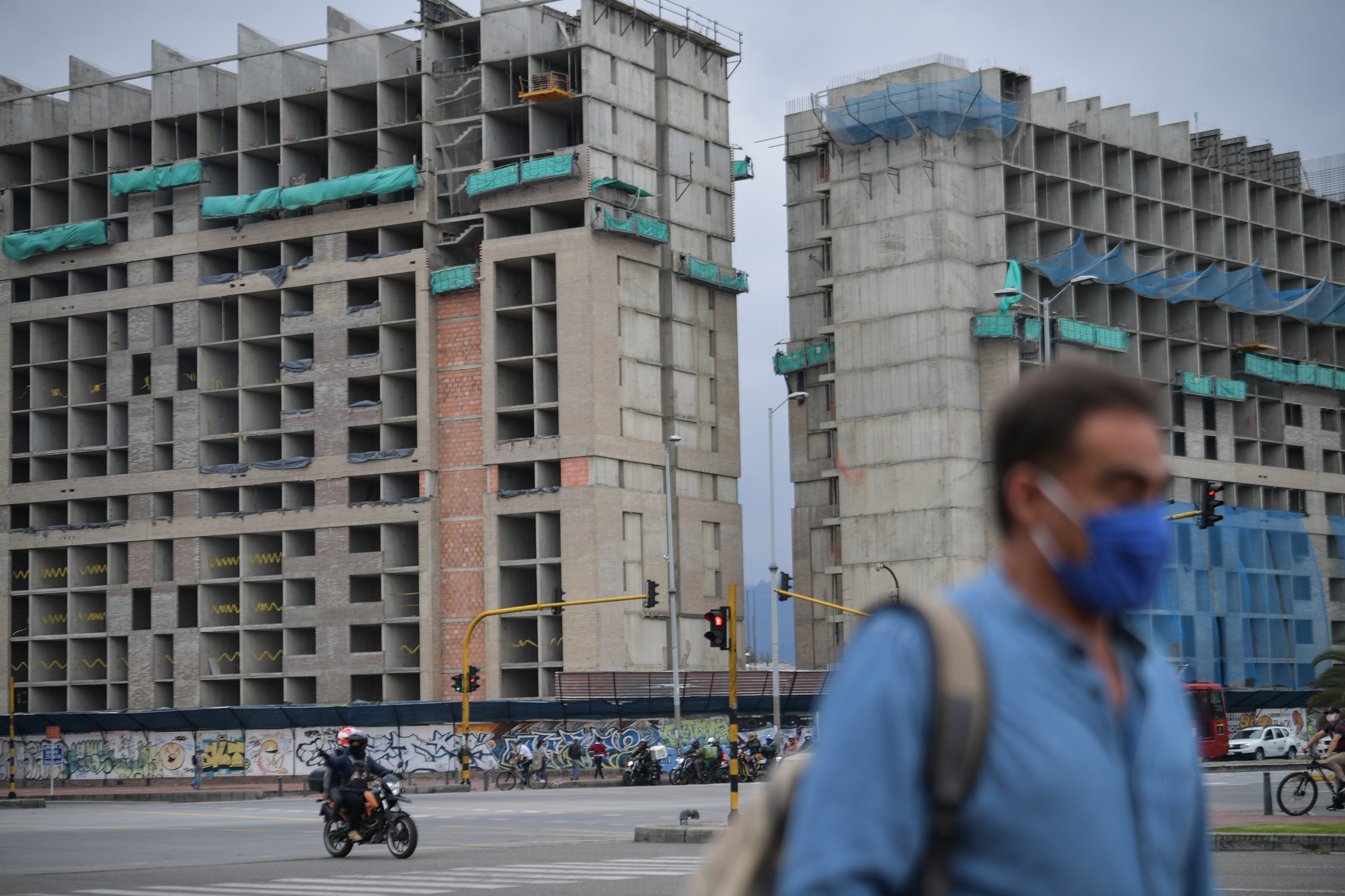 Aspectos de obreros, obras y construcciones vacías a causa del coronavirus covid - 19