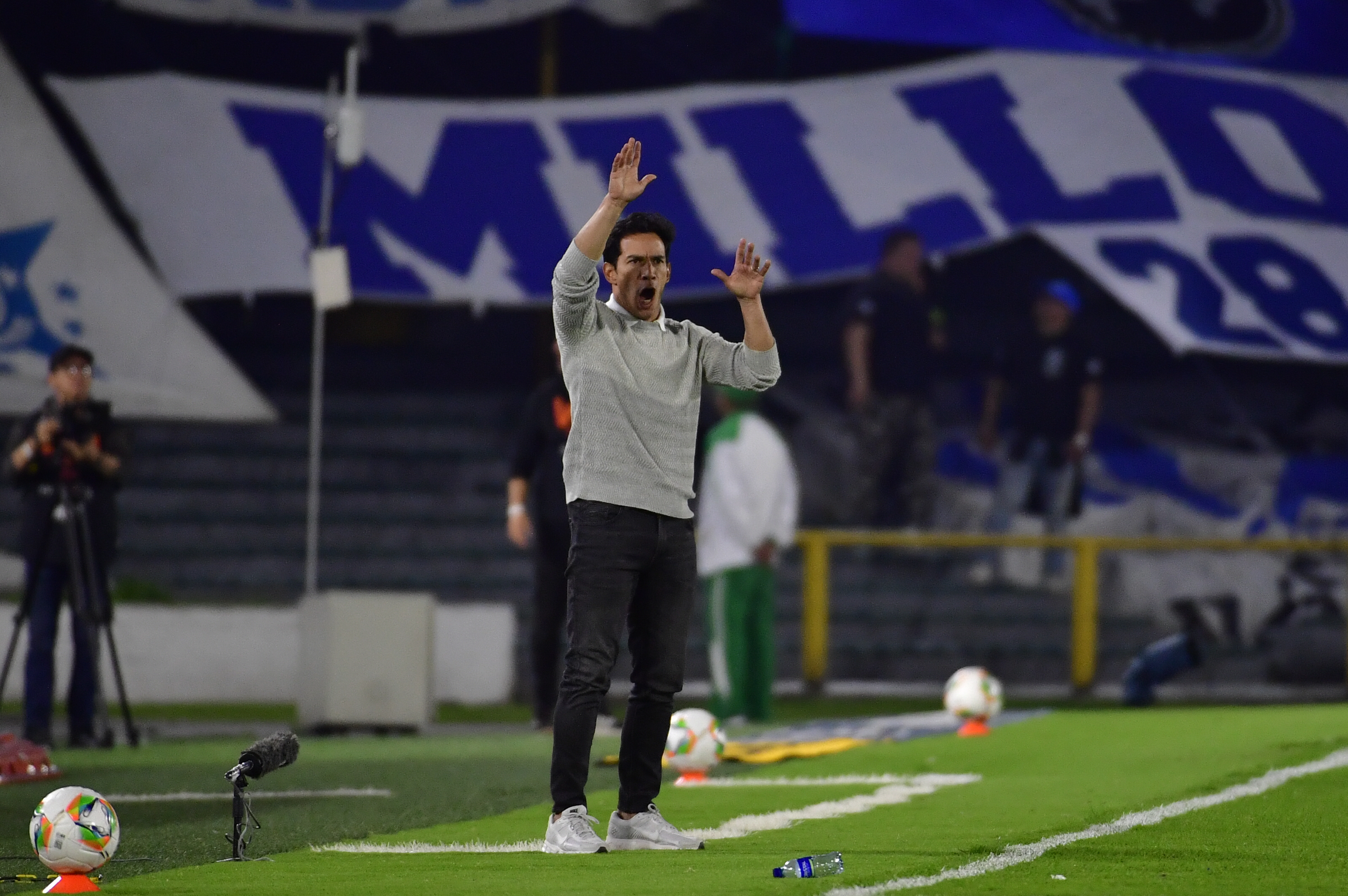 Técnico de Atlético Nacional durante el compromiso ante Millonarios en el Estadio El Campin de Bogotá