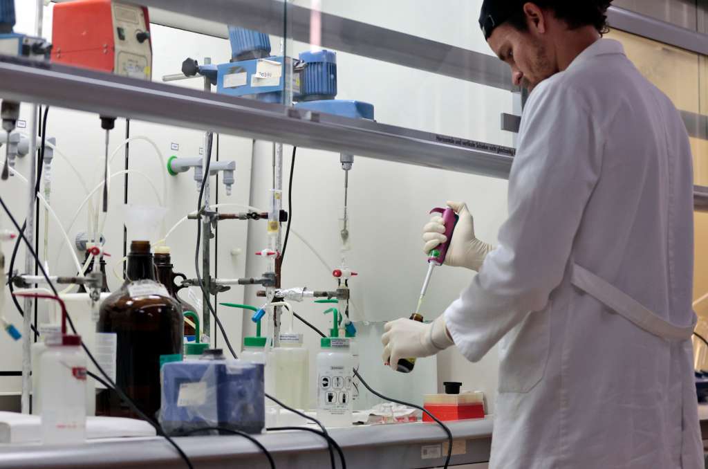 AME8610. LA HABANA (CUBA), 05/04/2023.- Personal de laboratorio trabaja en el Centro de Ingeniería Genética y Biotecnología, donde Gerardo Enrique Guillén Nieto (fuera de cuadro), Director de Investigaciones Biomédicas, lidera el proyecto de investigación del candidato vacunal contra el Dengue, el 30 de marzo de 2023, en La Habana (Cuba). Lograr una vacuna contra el dengue es un anhelo histórico de los países tropicales donde es endémica. Cuba, que asumió ese reto en 1992, cuenta ahora con dos formulaciones en fase de estudio preclínico. Este paso pudiera parecer poca cosa, pero no lo es. Así lo explica en una entrevista a EFE Guillén. Significa un salto que acerca al país a conseguir un escudo contra una enfermedad que mata al 2,5 % de los hospitalizados con un cuadro grave, según cifras de la Organización Mundial de la Salud (OMS). EFE/ Ernesto Mastrascusa