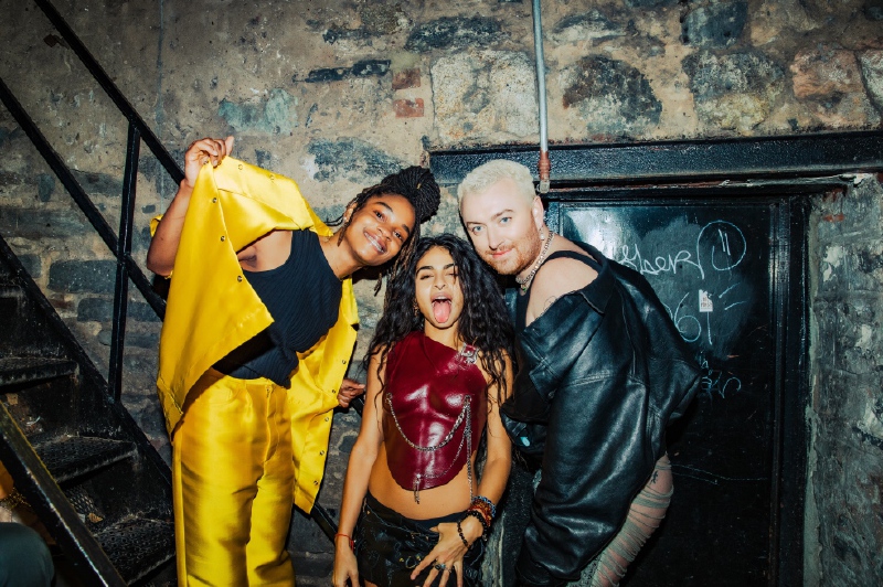 La estrella jamaiquina Koffe y el británico Sam Smith, al lado de la colombo-canadiense Jessie Reyez (centro). Los tres publicaron la canción "Gimme". / Archivo particular