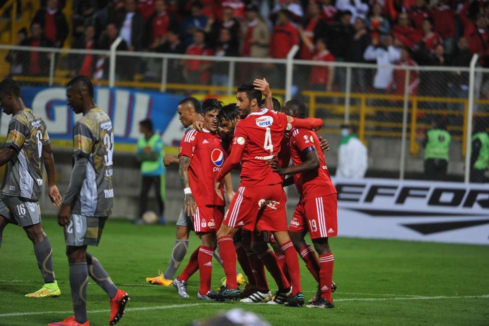 Los jugadores de América celebran la victoria sobre Tigres en el partido del lunes, en el estadio de Techo, en Bogotá. / Gustavo Torrijos
