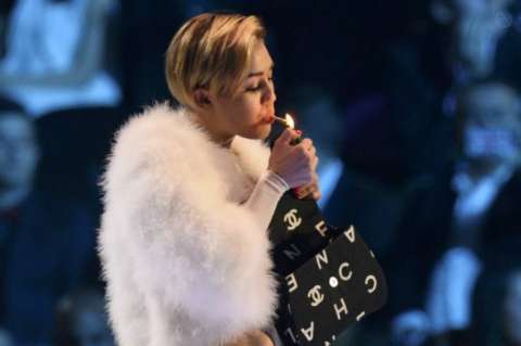 Miley Cyrus, en problemas por fumar un porro en Holanda
