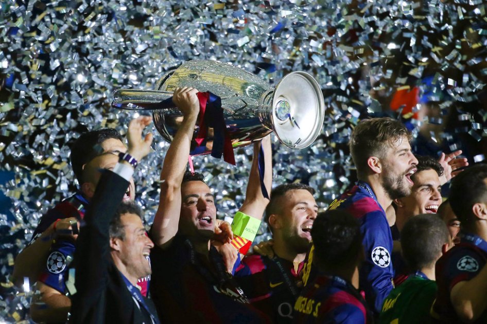 Xavi Hernández levanta el trofeo de campeón de la Champions. Foto: EFE