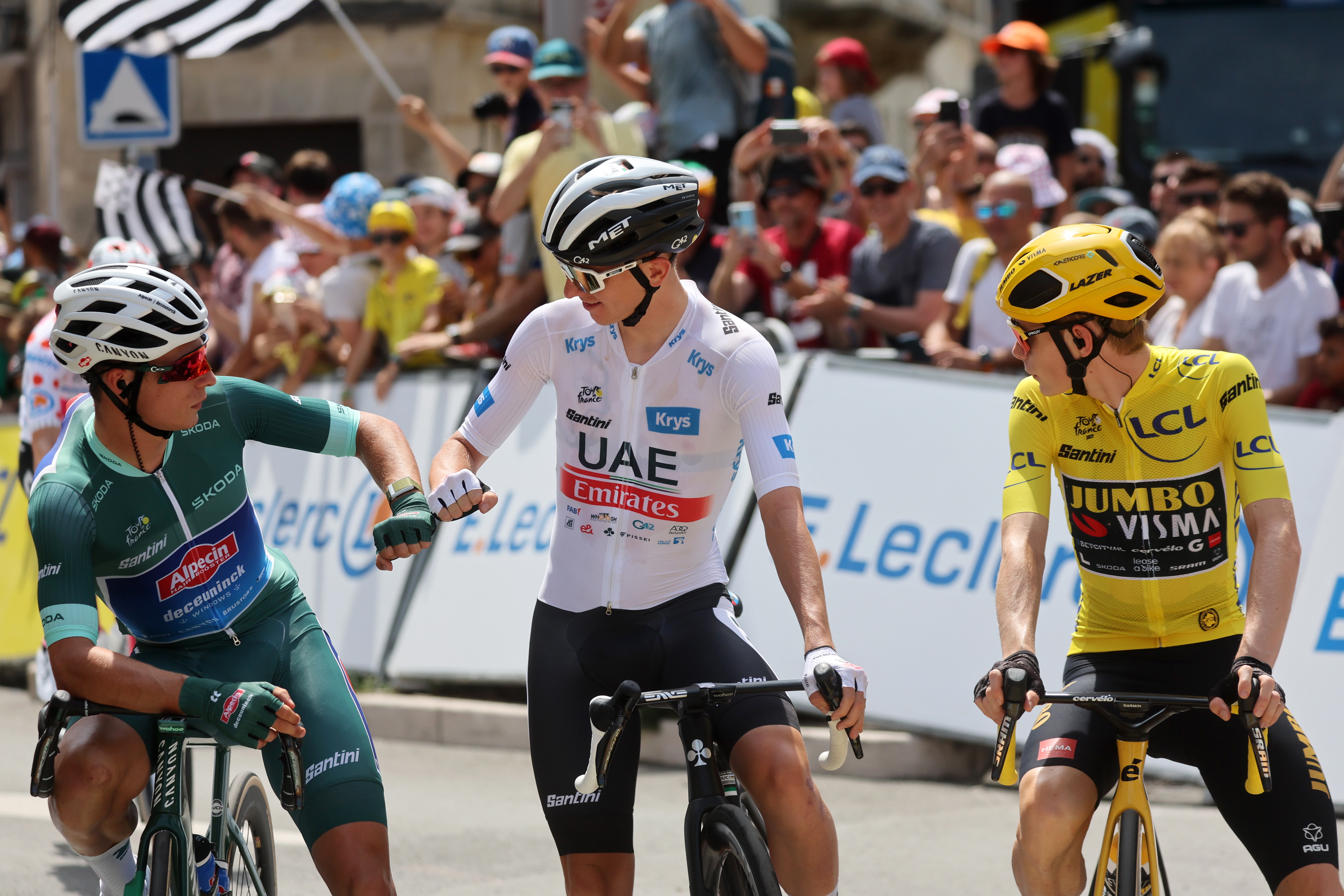 Libourne (France), 08/07/2023.- (L-R) Distinctive jersey holders Green Jersey best sprinter Belgian rider Jasper Philipsen of team Alpecin-Deceuninck, White Jersey best young rider Slovenian rider Tadej Pogacar of team UAE Team Emirates and Yellow Jersey overall leader Danish rider Jonas Vingegaard of team Jumbo-Visma chat with each other on the start line ahead of the 8th stage of the Tour de France 2023, a 201km race from Libourne to Limoges, France, 08 July 2023. (Ciclismo, Francia, Eslovenia) EFE/EPA/MARTIN DIVISEK