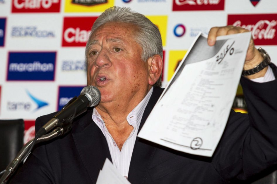 Luis Chiriboga, presidente de la Federación Ecuatoriana de Fútbol (FEF), durante una rueda de prensa en Quito. Foto: EFE