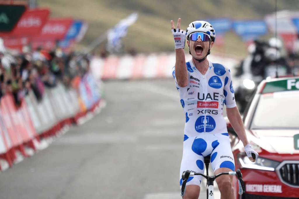 El ciclista australiano del Team UAE, Jay Vine, celebra tras ganar la décima etapa de la Vuelta a España, una carrera de 168 km entre el Parque Natural Sendaviva en Arguedas y El Ferial Larra Belagua en Isaba, el 2 de septiembre de 2025.