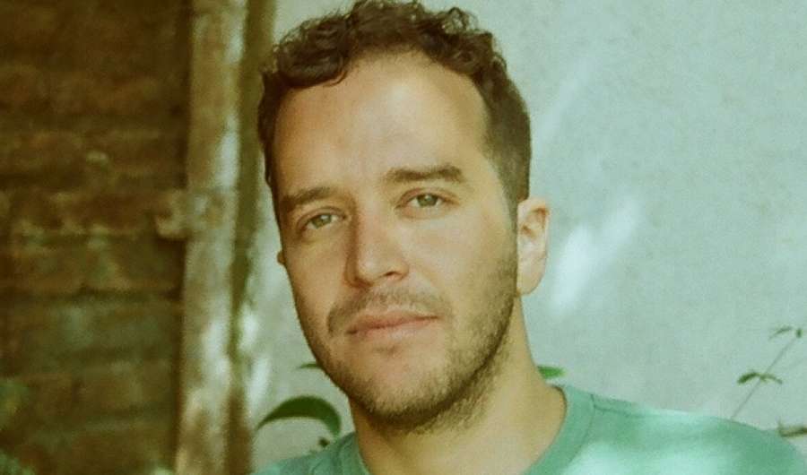 Enrique Winter, nacido en 1982 en Santiago, Chile, es poeta, narrador, traductor y abogado.