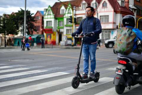 ¿Tiene patineta, bicicleta o moto eléctrica? Estas son las nuevas obligaciones en Colombia
