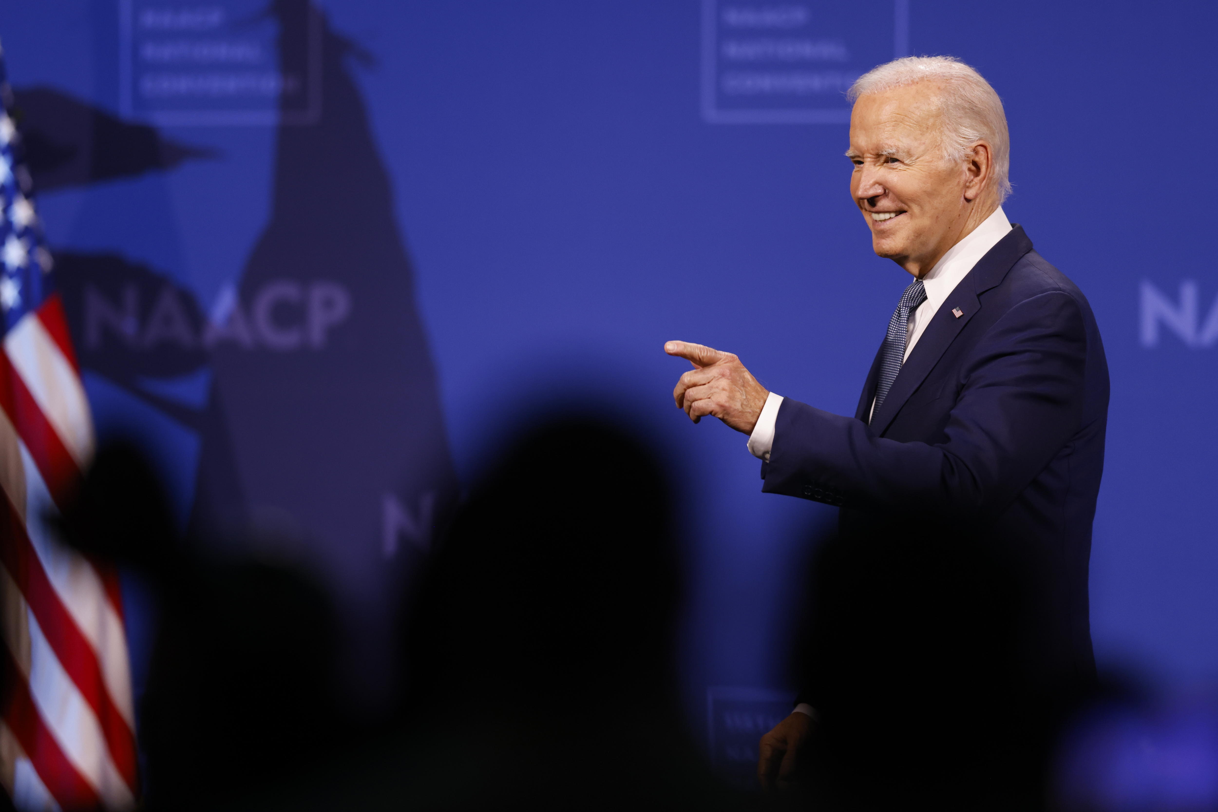 Las Vegas (Usa), 16/07/2024.- US President Joe Biden departs after speaking during the 115th NAACP National Convention in Las Vegas, Nevada, USA, 16 July 2024. Biden is scheduled to make several appearances at various campaign events in Las Vegas over the next few days. EFE/EPA/CAROLINE BREHMAN