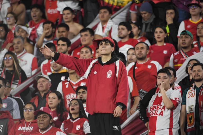 La hinchada de Santa Fe celebra una nueva clasificación a la final de la Liga BetPlay, logro que habían conseguido también hace un año.