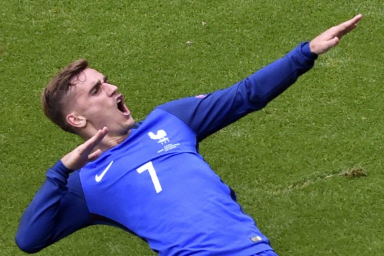 Francia lo dio vuelta y terminó derrotando 2-1 a Irlanda en los octavos de la Euro