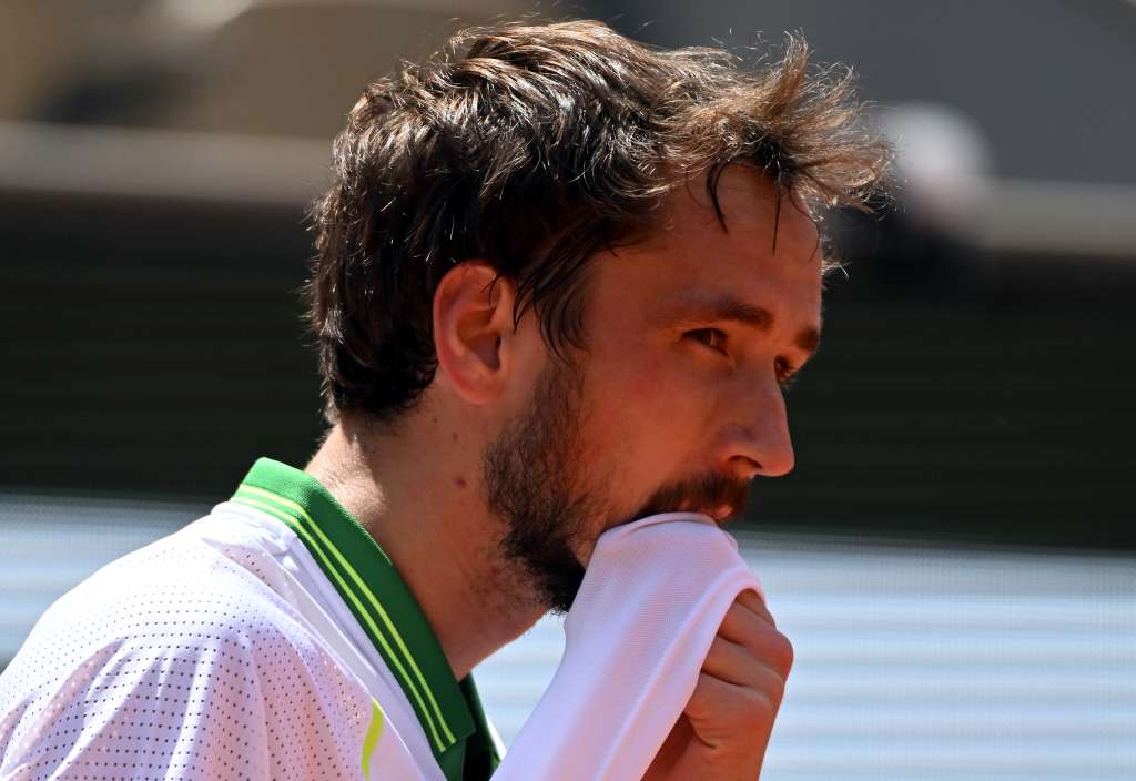 Paris (France), 30/05/2023.- Daniil Medvedev of Russia reacts as he plays Thiago Seyboth Wild of Brazil in their Men's Singles first round match during the French Open Grand Slam tennis tournament at Roland Garros in Paris, France, on 30 May 2023. (Tenis, Abierto, Abierto, Brasil, Francia, Rusia) EFE/EPA/CAROLINE BLUMBERG