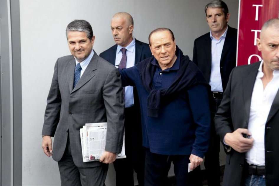 Silvio Berlusconi confirmó la noticia tras su salida del hospital San Raffaele, donde fue operado por un problema de corazón. / EFE