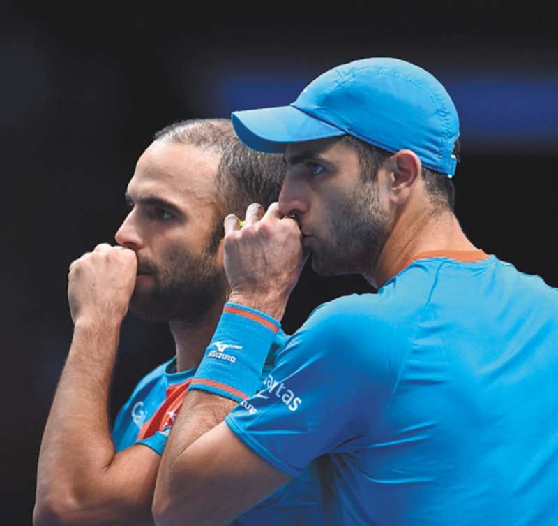 Colombia's Juan Sebastian Cabal (L) and Colombia's Robert Farah (R) speak between points against South Africa's Raven Klaasen and New Zealand's Michael Venus in their men's doubles round-robin match on day five of the ATP World Tour Finals tennis tournament at the O2 Arena in London on November 15, 2018. / AFP / Glyn KIRK