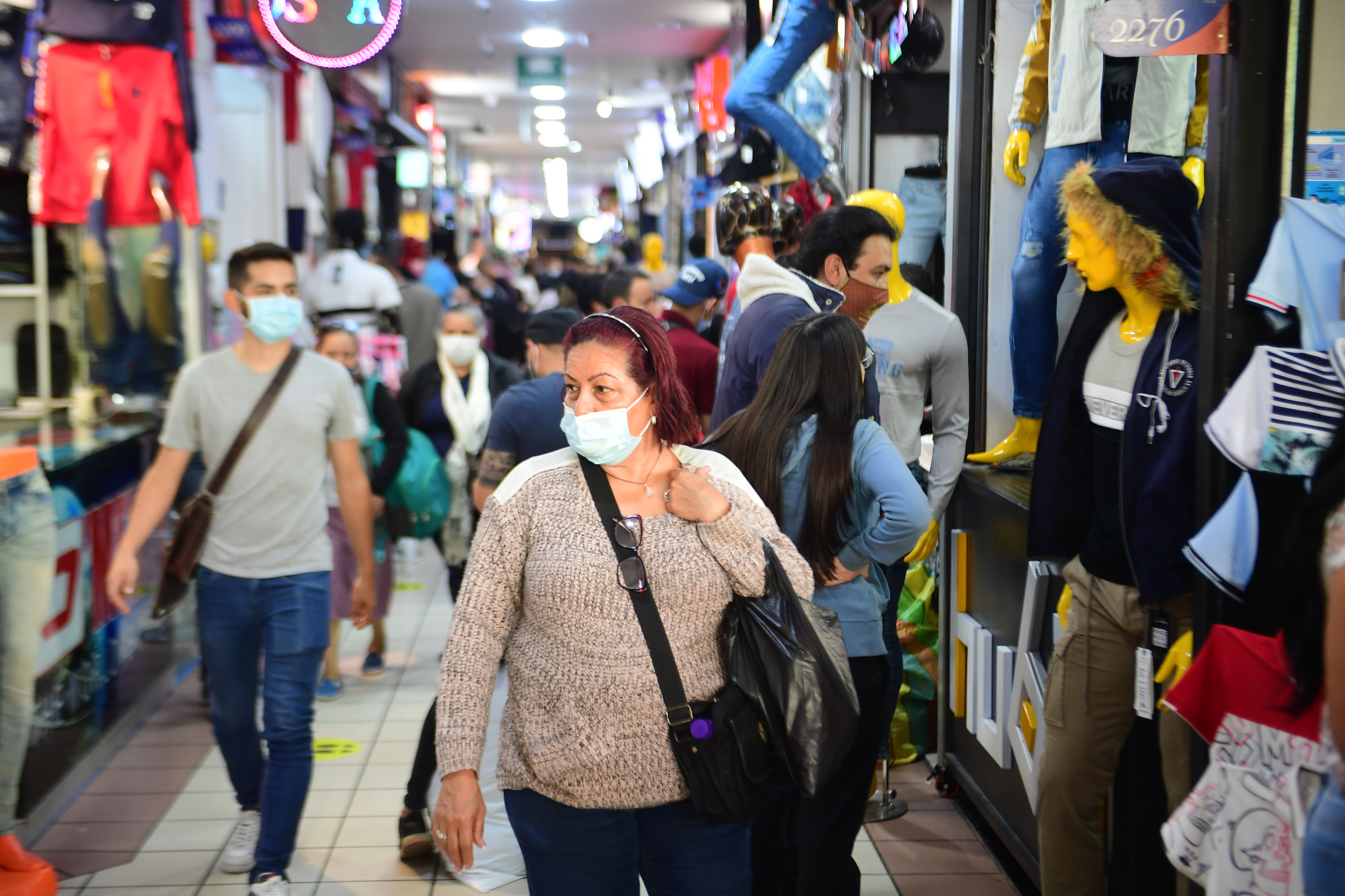 Comerciantes que se preparan y venden artículos de Halloween en la temporada del día de los niños, disfraces y antifaces, entre los mas vendidos
