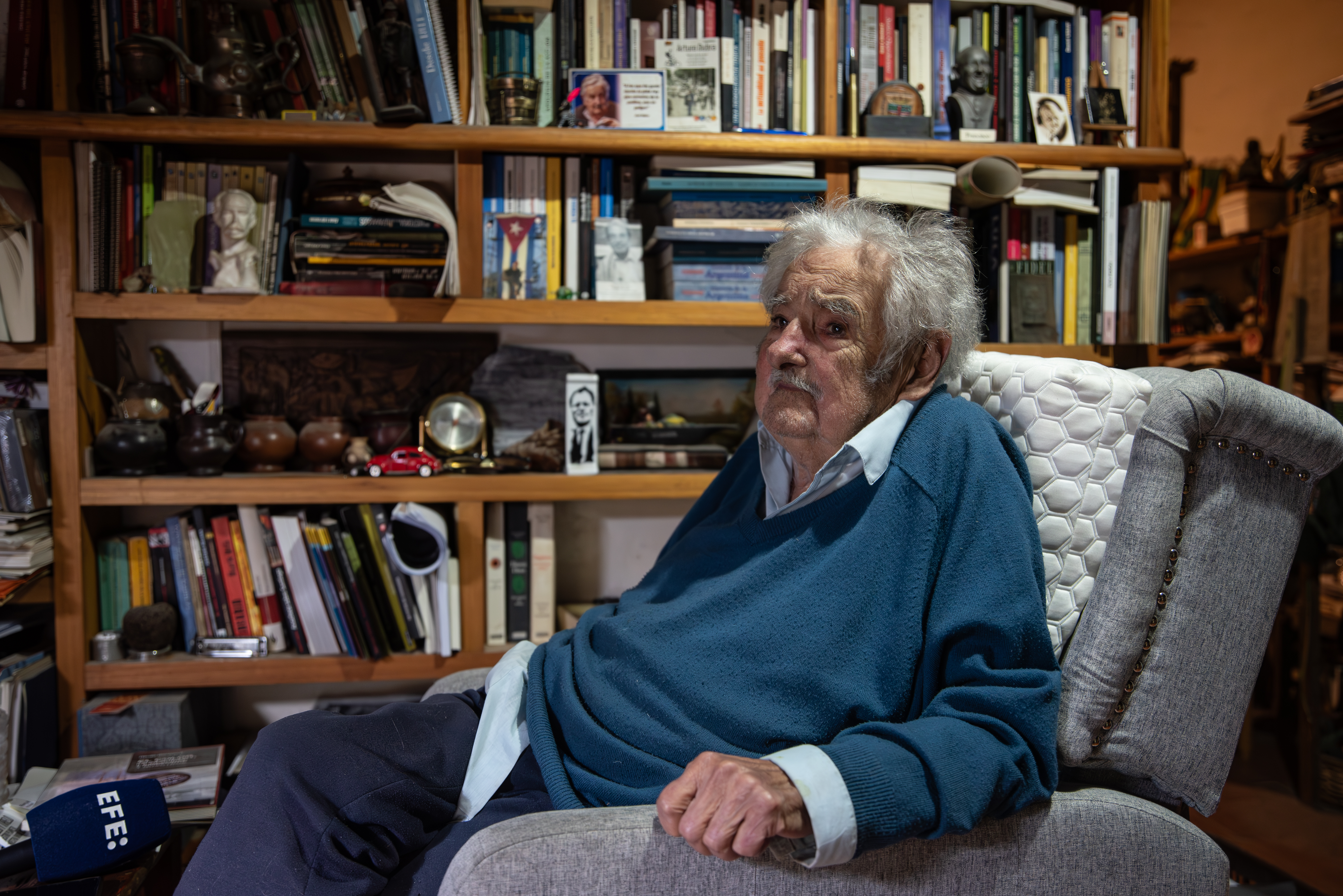 AME9205. MONTEVIDEO (URUGUAY), 20/11/2024.- Fotografía del 18 noviembre 2024 del expresidente de Uruguay, José Mujica, durante una entrevista con EFE en Montevideo (Uruguay). Fue gerrillero, senador y presidente de Uruguay, el país menos poblado de Hispanoamérica, pero su proyección política tiene alcance mundial. Su sencillez, austeridad y coherencia le han situado como uno de los principales referentes del pensamiento político de las últimas décadas, especialmente entre las nuevas generaciones. Se llama José "Pepe" Mujica, ronda los noventa años y hoy se recupera de una batalla contra el cáncer. EFE/ Sofía Torres