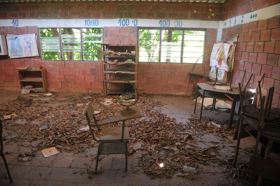 Esto es lo que quedó de la escuela de El Albarico. Una profesora y siete estudiantes tratan de que vuelva a ser un lugar de aprendizaje. / Gustavo Torrijos - El Espectador