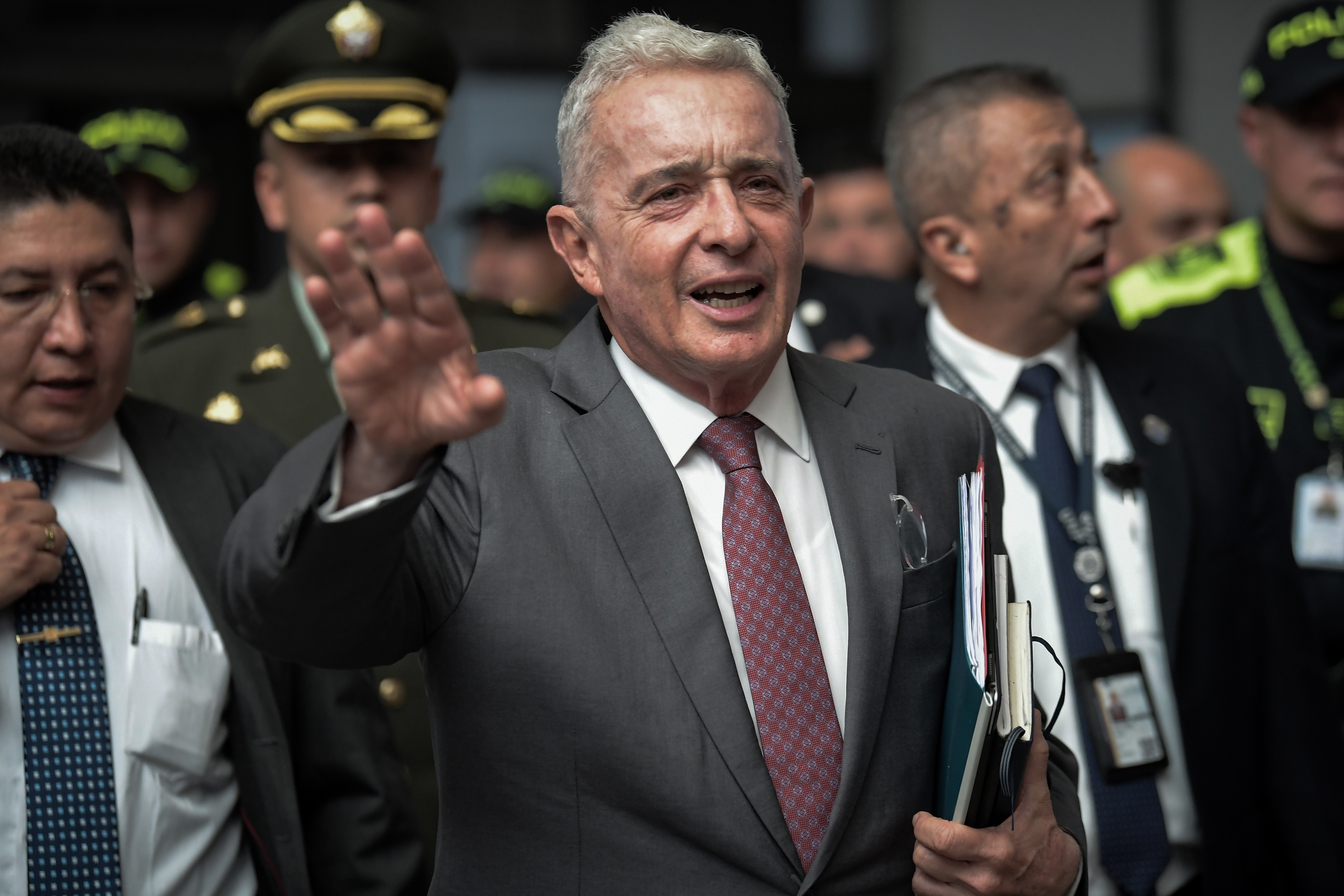 Juicio contra el expresidente colombiano quien es vinculado por presuntos delitos de soborno, soborno en actuación penal y fraude procesal.