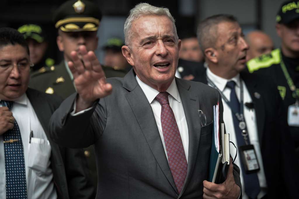 Juicio contra el expresidente colombiano quien es vinculado por presuntos delitos de soborno, soborno en actuación penal y fraude procesal.