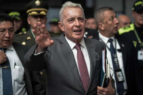 ¿A qué hora es el juicio de Uribe hoy y dónde ver la audiencia en vivo?