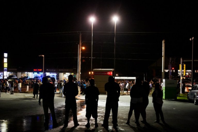 Ferguson en estado de emergencia tras disturbios y tiroteo