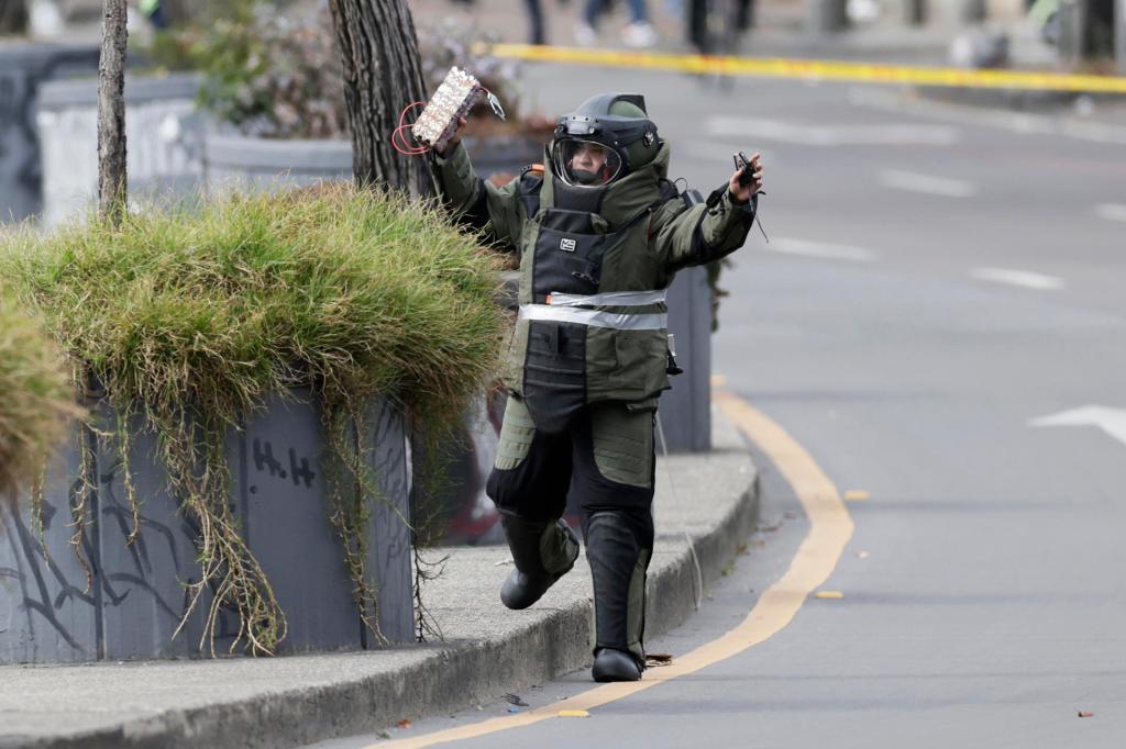 El artefacto no explotó. Tras recibir la alerta, la Policía desplegó al grupo antiexplosivos y activó a sus unidades de Policía Judicial e inteligencia.