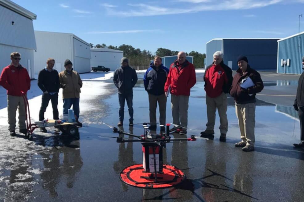Investigadores del Centro Médico de la Universidad de Maryland junto al drone destinado a transportar órganos humanos. / N+1 - Universidad de Maryland