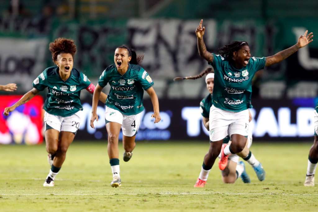 AMDEP3814. CALI (COLOMBIA), 21/09/2025.- Jugadoras de Deportivo Cali celebran este domingo, durante la final de la Liga Profesional Femenina Colombia entre Deportivo Cali y Santa Fe en el estadio Deportivo Cali, en Cali (Colombia). EFE/ Ernesto Guzmán