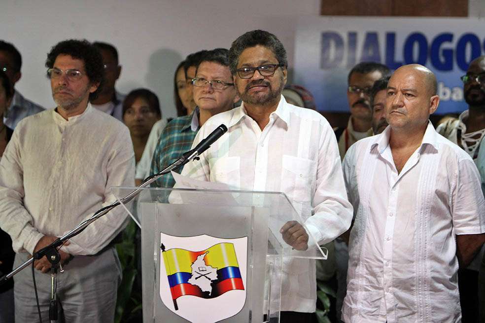 “Iván Márquez”, jefe de la delegación de paz de las Farc, anunciando desde La Habana el cese del fuego unilateral, por un mes, a partir del 20 de julio. / EFE