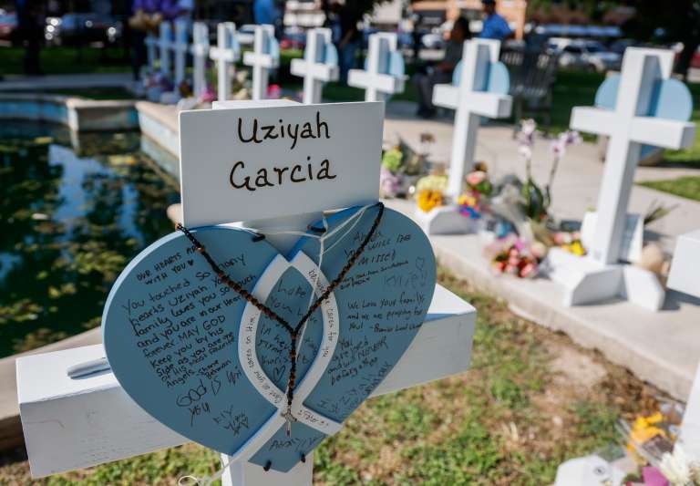 Cruces con los nombres de las víctimas, acompañadas de flores y mensajes, fueron puestas en el parque municipal de Uvalde, Texas.