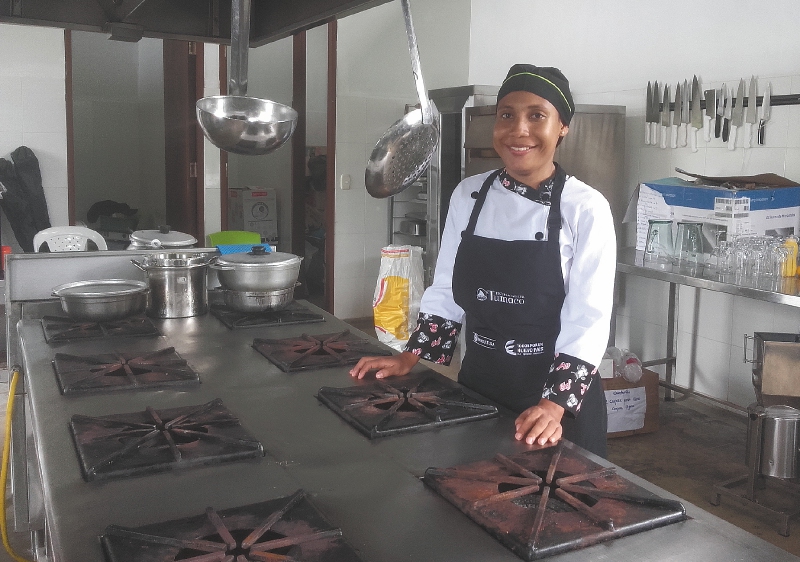 Cristina Escobar es la profe de culinaria de la Escuela Taller. Su misión es enseñar la tradición a través de la comida.