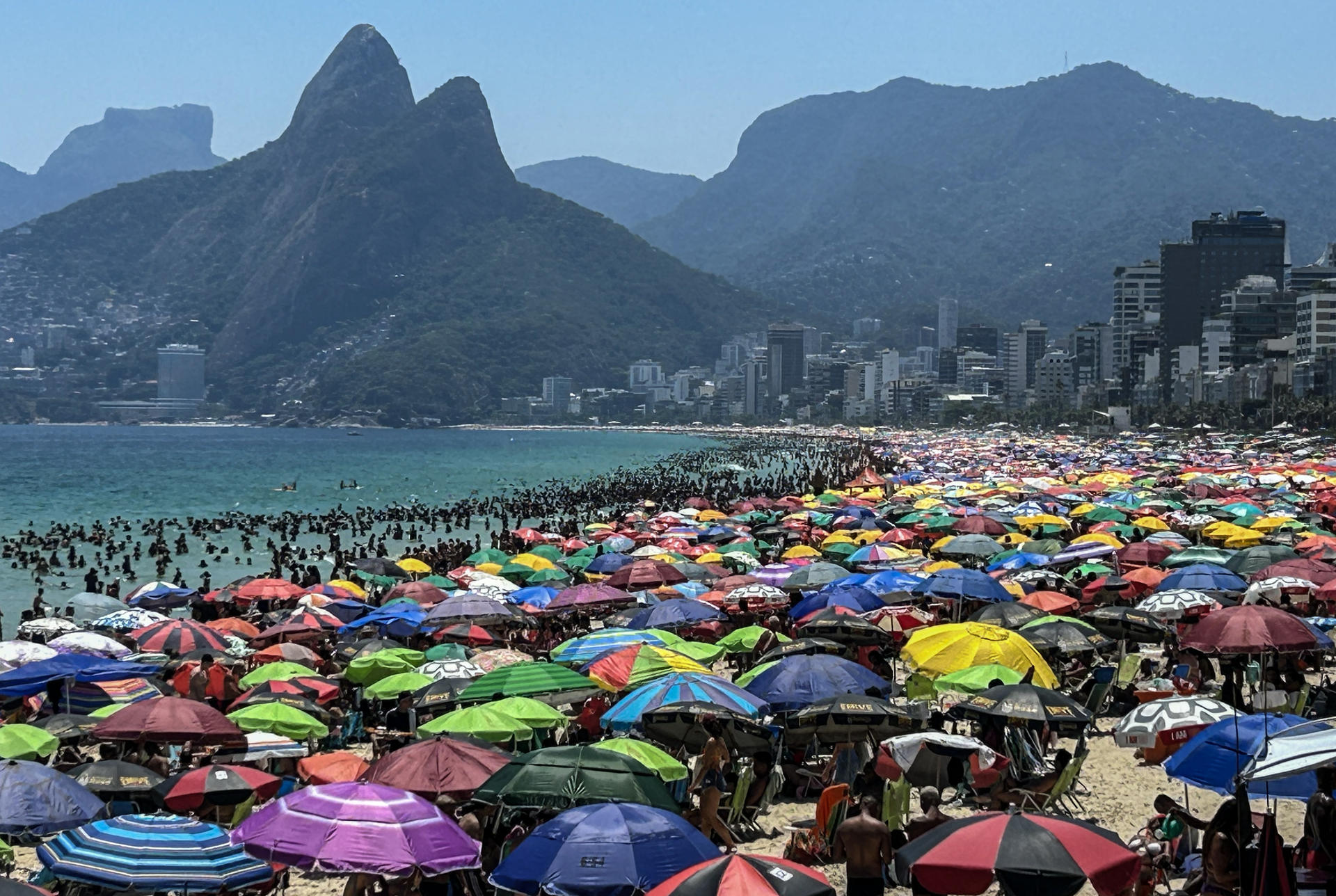 AME815. RÍO DE JANEIRO (BRASIL), 27/12/2025.- Personas se refrescan en la playa de Ipanema este sábado, en Río de Janeiro (Brasil). Brasil cerró 2025 como uno de los principales actores en la lucha contra el calentamiento global al acoger la COP30, pero, ante los modestos resultados de la conferencia, se comprometió a liderar en 2026 el diseño de un plan para la eliminación gradual de los combustibles fósiles. EFE/ Antonio Lacerda.