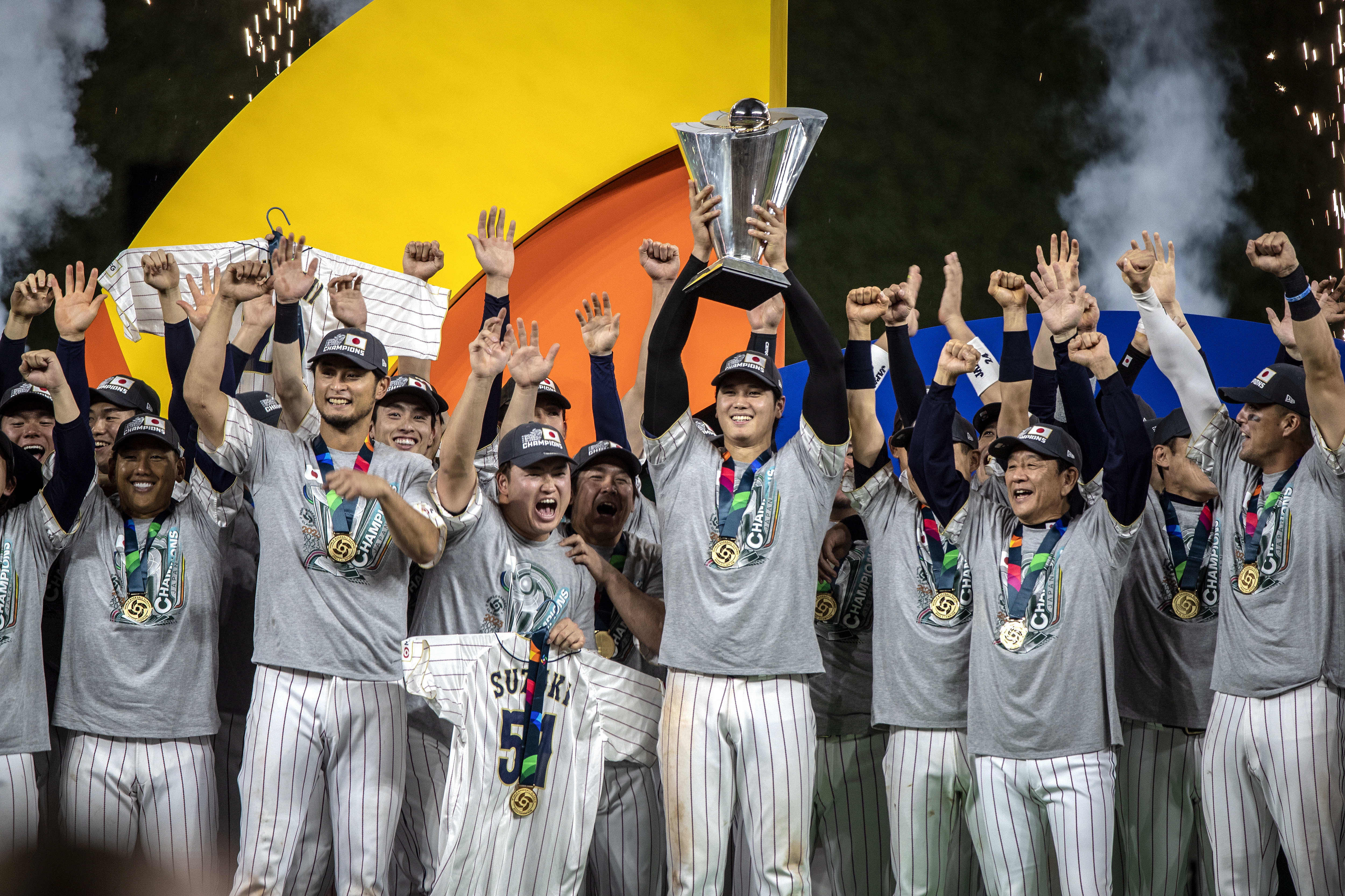 Miami (United States), 21/03/2023.- Players of Japan celebrate after winning the 2023 World Baseball Classic Championship final game between USA and Japan at loanDepot park baseball stadium in Miami, Florida, USA, 21 March 2023. (Japón, Estados Unidos) EFE/EPA/CRISTOBAL HERRERA-ULASHKEVICH