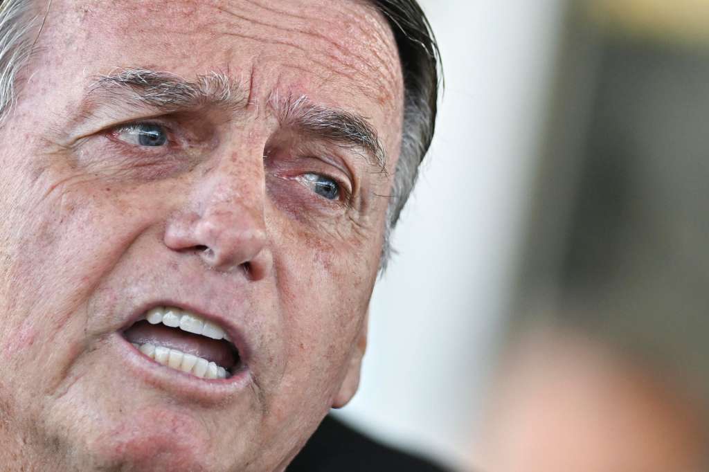 AME3341. BRASILIA (BRASIL), 17/07/2025.- El expresidente de Brasil, Jair Bolsonaro (2019-2022), habla durante una rueda de prensa frente al Senado Federal este jueves, en Brasilia (Brasil). EFE/ Andre Borges