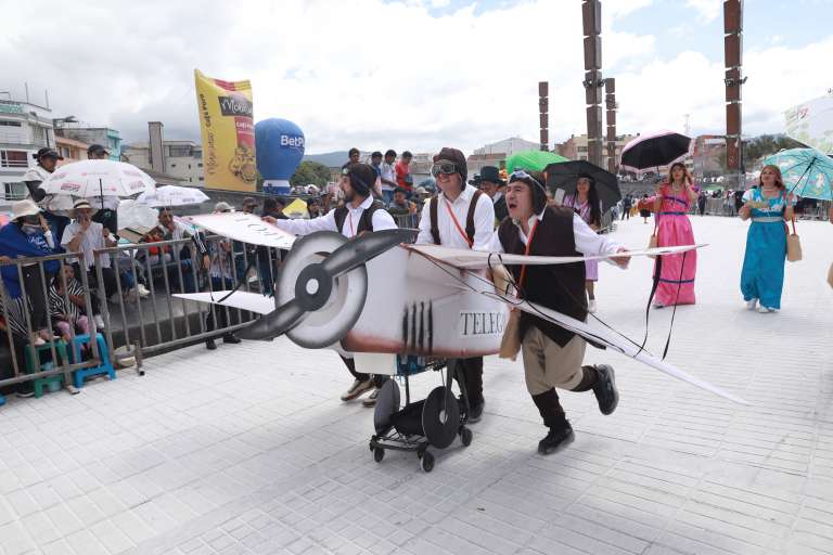Carnaval de Negros y Blancos de Pasto 2024 desfile Familia Castañeda