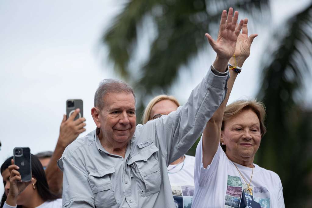 AME4770. CARACAS (VENEZUELA), 25/07/2024.- El candidato a la presidencia de Venezuela, Edmundo González Urrutia (i), saluda en el cierre de su campaña este jueves, en Caracas (Venezuela). Venezuela celebra este 28 de julio unas elecciones presidenciales consideradas especialmente "decisivas". González Urrutia lidera la principal coalición antichavista -la Plataforma Unitaria Democrática (PUD). EFE/ Ronald Peña R.