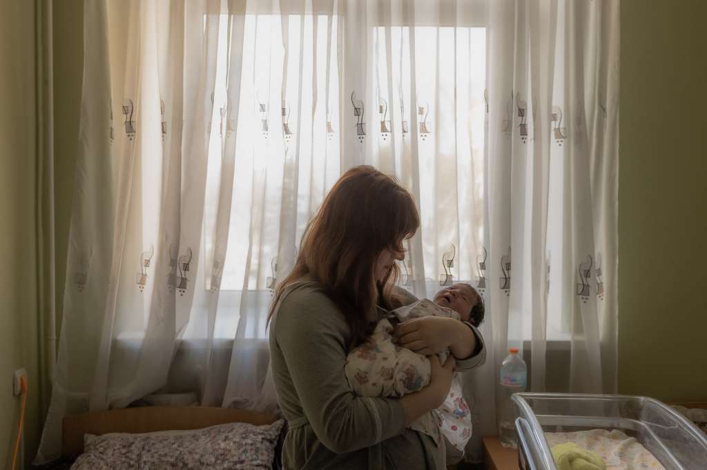 Yulia sostiene a su hija recién nacida Diana en un hospital de maternidad en Pokrovsk, región de Donetsk, en medio de la invasión rusa de Ucrania.