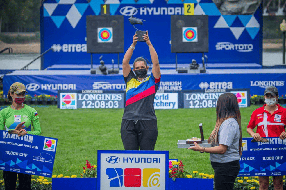 Sara López en el podio de la Copa Mundo de arquería.