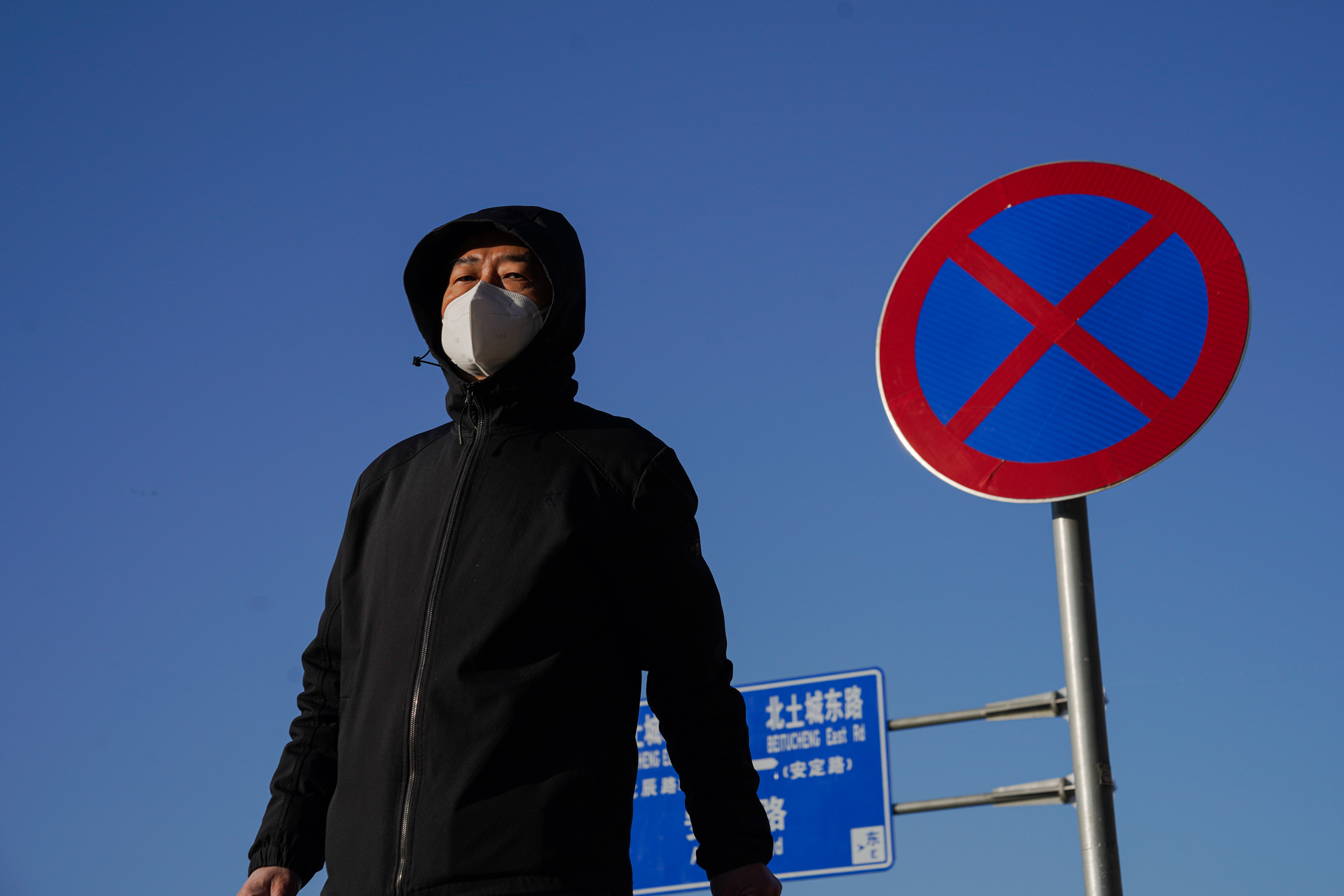 Beijing (China), 05/12/2022.- A man wearing a face mask walks on the street in Beijing, China, 05 December 2022. Despite daily cases increasing, some cities such as Beijing and Guangzhou are taking steps to loosen COVID-19 testing requirements and quarantine rules as China looks to relax its strict zero-COVID policy amid an economic downturn, Beijing subway and buses no longer require COVID-19 negative results taken within 48 hours starting 05 December. EFE/EPA/WU HAO