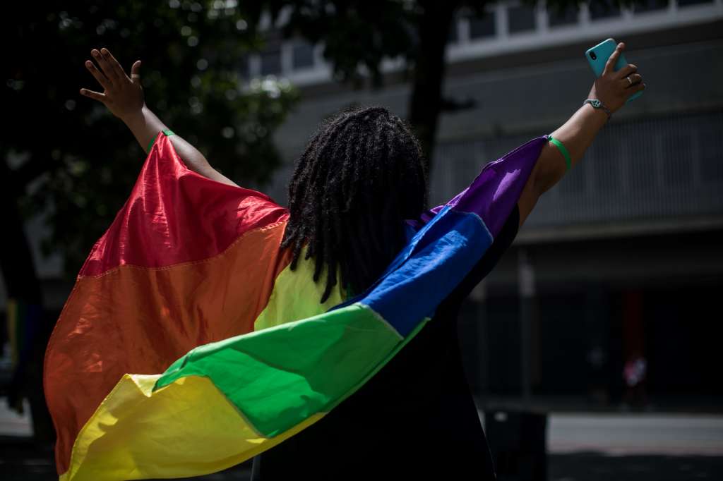 AME9698. CARACAS (VENEZUELA), 27/06/2022.- Fotografía del 16 de junio de 2022 de una persona de la comunidad LGTBI+ durante una manifestación frente al Consejo Nacional Electoral (CNE), en Caracas (Venezuela). Ser una persona abiertamente LGBTI en Venezuela significa vivir sin algunos derechos que el resto de ciudadanos dan por sentado. Un hombre homosexual no puede donar sangre o una mujer trans está condenada a identificarse legalmente con un nombre que no la representa y, así, una larga lista de prohibiciones. EFE/ Miguel Gutiérrez