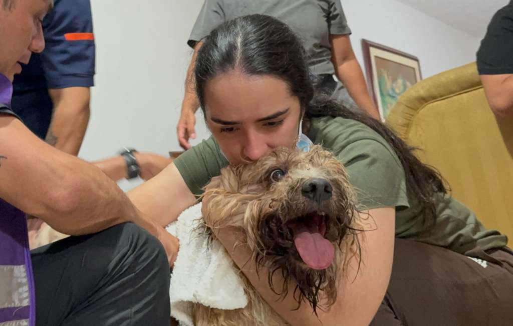 ACOMPAÑA CRÓNICA: COLOMBIA TERREMOTO AME8315. CALI (COLOMBIA), 12/08/2026.- Camila Sepúlveda abraza a su perro Antonio, rescatado con vida a más de nueve metros de profundidad entre los escombros de un edificio de Torres del Limonar, este miércoles en Cali (Colombia). Antonio fue encontrado en una zona despejada que había quedado debajo de la torre de apartamentos colapsada. Los rescatistas escucharon y observaron movimiento hasta que lograron llegar hasta él. EFE/ Mario Baos ACOMPAÑA CRÓNICA: COLOMBIA TERREMOTO
